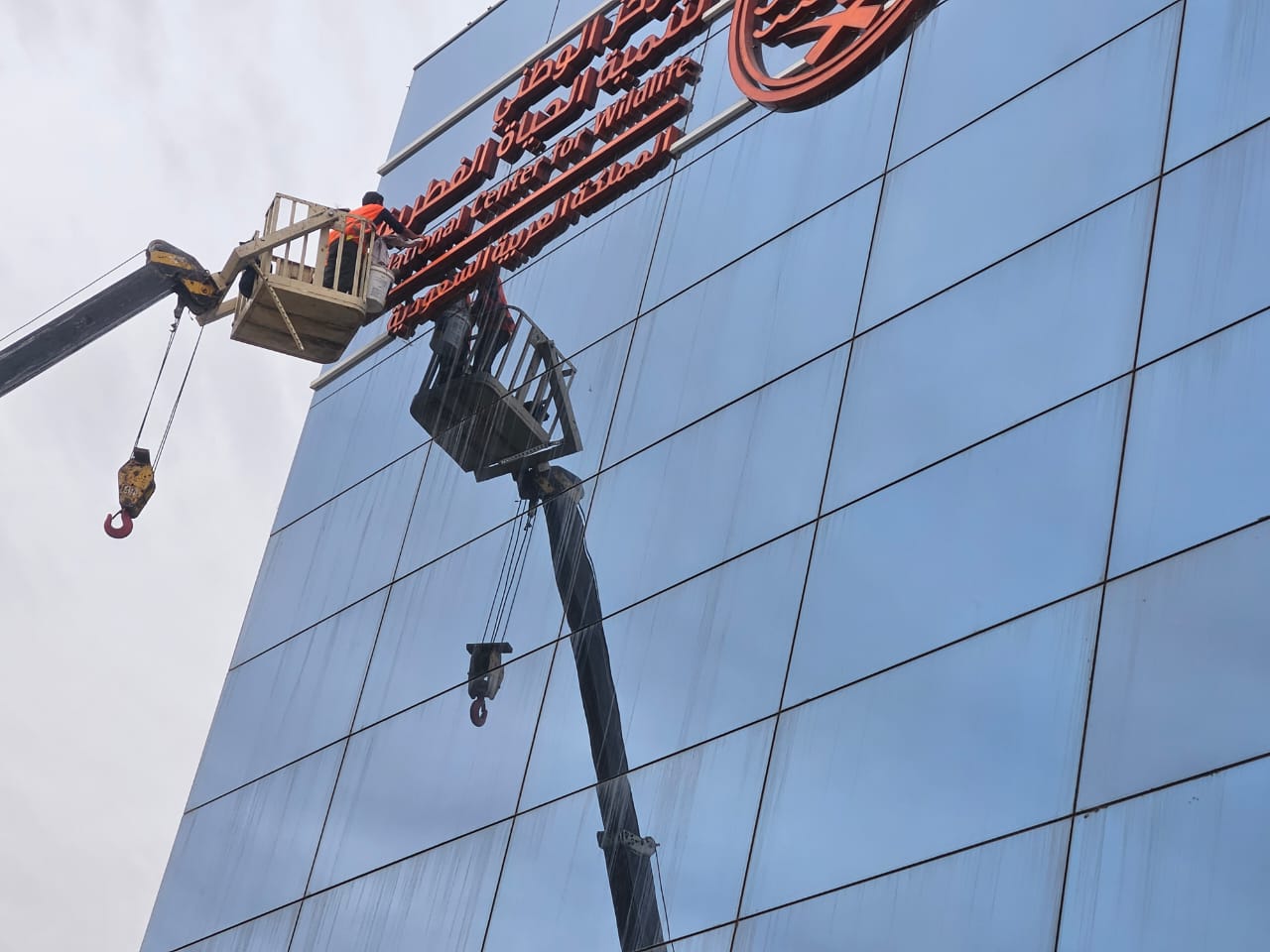 WhatsApp Image 2025 12 19 at 5.37.07 PM 1 تنظيف واجهات زجاجية